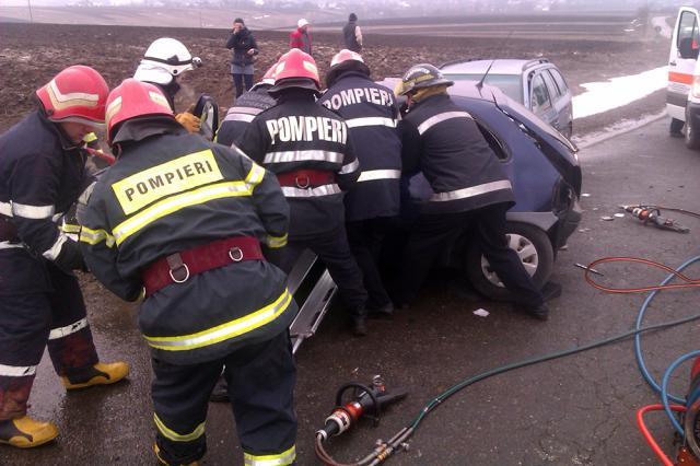 Impactul a fost extrem de violent, tânăra din dreapta, pasageră în Opel, murind pe loc Foto: Monitorul de Botoşani