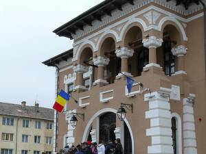 Vizitatorii stau la rând la Muzeul Ion Irimescu