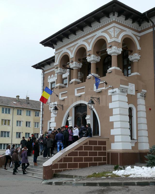 Vizitatorii stau la rând la Muzeul Ion Irimescu