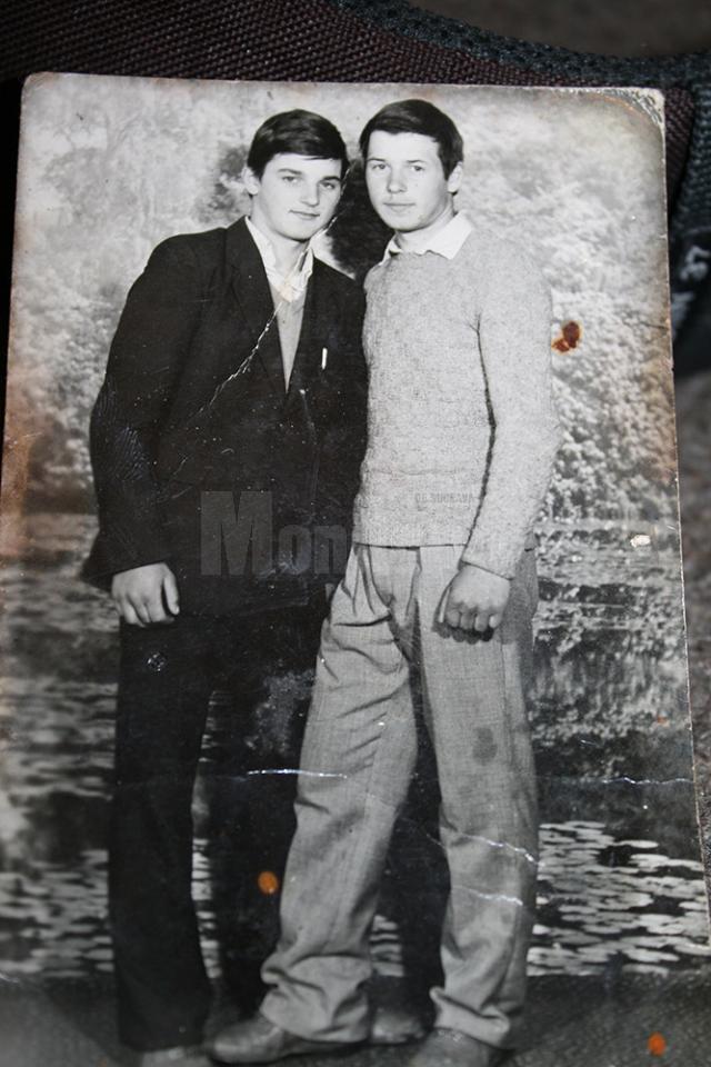 Mircea Flutur, în stânga, una din ultimele poze pe care le are familia cu el