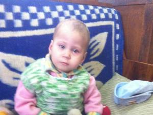 Adriana Maria Iancu, în vârstă de 2,6 ani, are nevoie urgent de o operaţie la ochi