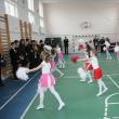 După slujba de sfinţire a sălii de sport, copiii au prezentat un program artistic