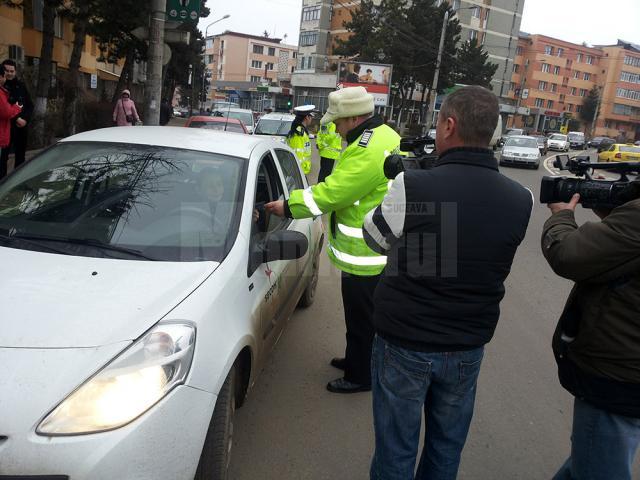 Poliţiştii au oferit mărţişoare celor aflaţi în trafic pe 1 martie
