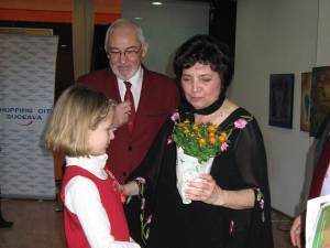 Flori pentru artista şi profesoara Viorica Moruz
