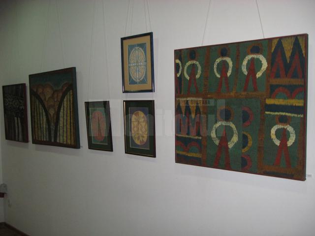 O expoziţie de pictură dăruită tuturor femeilor din Suceava