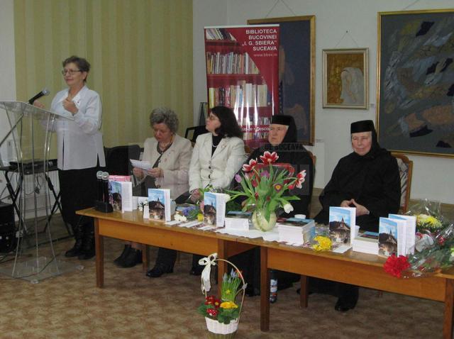 În Sala de Artă „Elena Greculesi” a bibliotecii sucevene, a avut loc lansarea cărţii „Mănunchi de gânduri”, a monahiei scriitoare Elena Simionovici