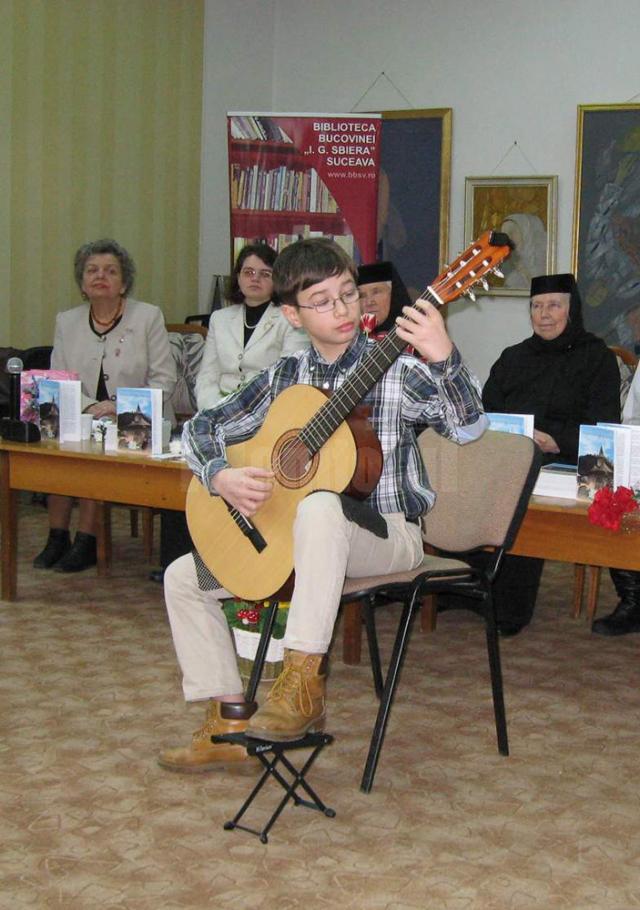 În Sala de Artă „Elena Greculesi” a bibliotecii sucevene, a avut loc lansarea cărţii „Mănunchi de gânduri”, a monahiei scriitoare Elena Simionovici