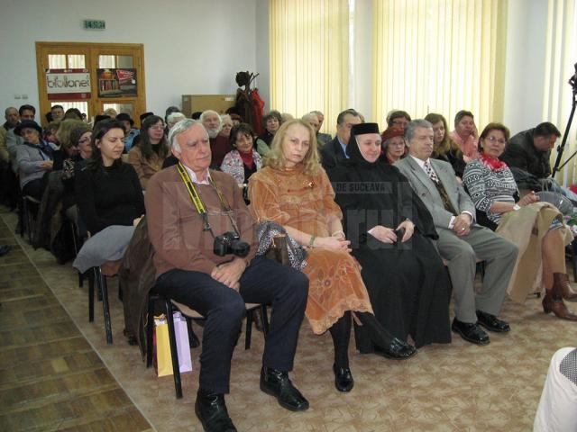 În Sala de Artă „Elena Greculesi” a bibliotecii sucevene, a avut loc lansarea cărţii „Mănunchi de gânduri”, a monahiei scriitoare Elena Simionovici