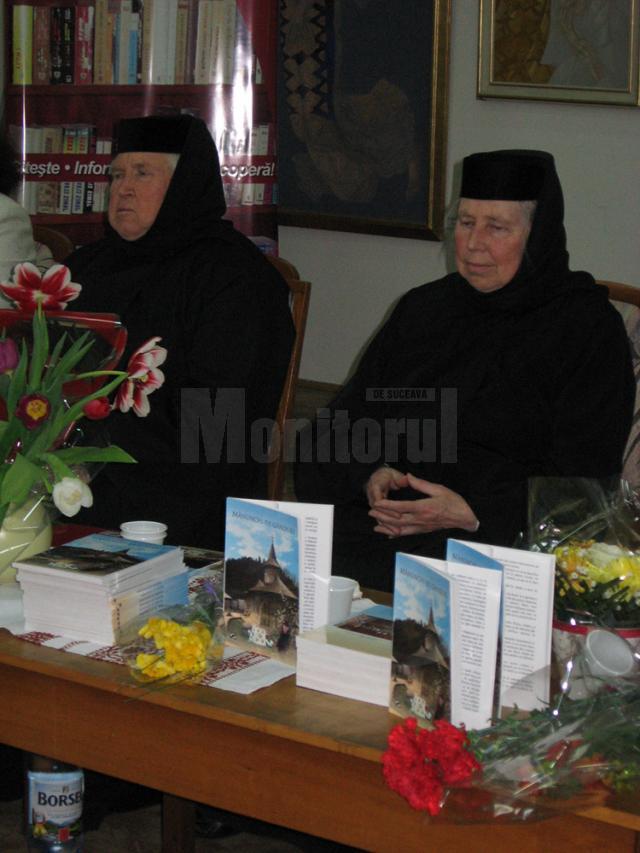 În Sala de Artă „Elena Greculesi” a bibliotecii sucevene, a avut loc lansarea cărţii „Mănunchi de gânduri”, a monahiei scriitoare Elena Simionovici