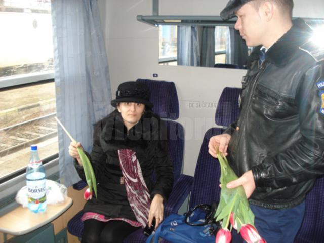 Poliţiştii de la „Transporturi” au împărţit flori doamnelor care au călătorit cu trenul