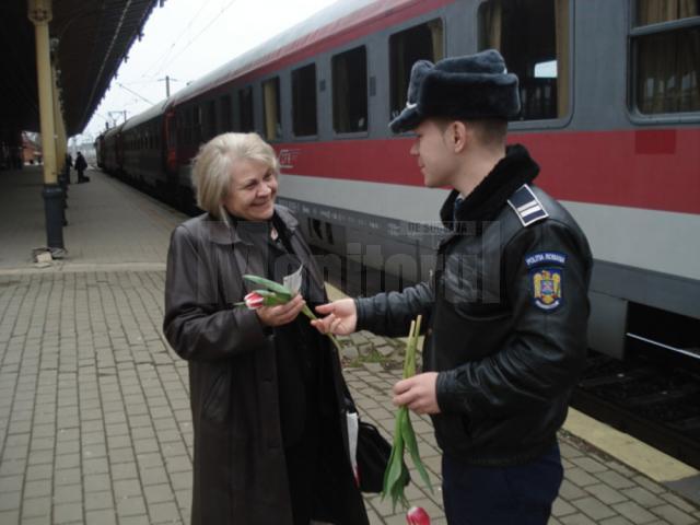 Poliţiştii de la „Transporturi” au împărţit flori doamnelor care au călătorit cu trenul