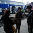 Poliţiştii de la „Transporturi” au împărţit flori doamnelor care au călătorit cu trenul