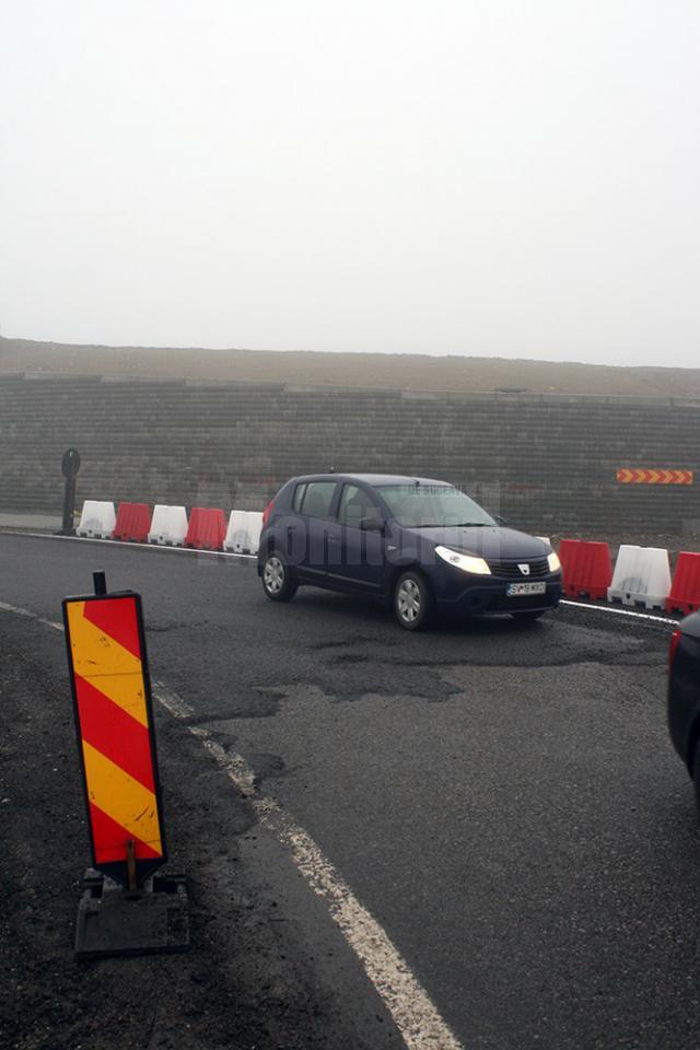 Gropi la „Zidul Morţii”, pe sensul de mers deschis acum o lună şi jumătate