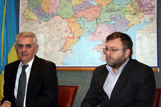 Vasyl Boiechko, consulul Ucrainei de la Suceava, şi Boreslav Petrasciuc, preşedintele Uniunii Ucrainenilor din România, filiala Suceava