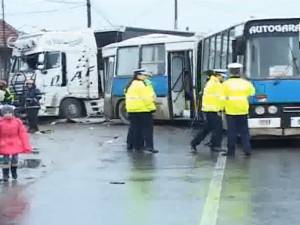 Un şofer de tir din Suceava s-a izbit într-un autobuz. Foto: Realitatea.net
