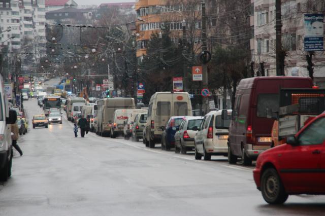 Traficul de pe bulevardul George Enescu a fost paralizat aproape o oră