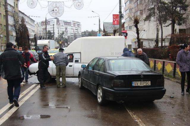 Traficul de pe bulevardul George Enescu, paralizat de o tamponare