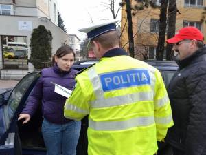 AutoMitric şi Poliţia Rutieră Suceava au oferit flori speciale pentru doamne deosebite