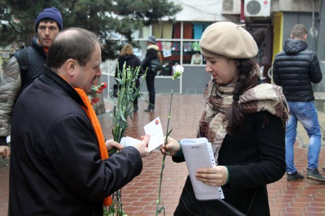 Femeile din municipiul Suceava au primit flori din partea deputatului PDL Ioan Balan