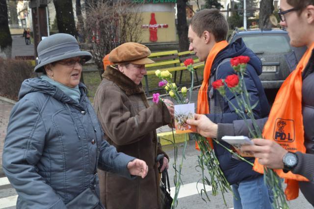 Femeile din municipiul Suceava au primit flori din partea deputatului PDL Ioan Balan