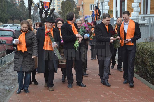 Femeile din municipiul Suceava au primit flori din partea deputatului PDL Ioan Balan