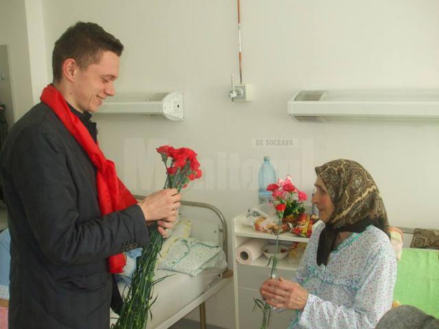Femeile internate în Spitalul Judeţean au primit flori din partea PSD