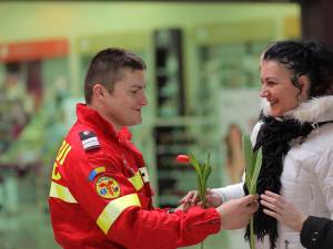 Pompierii au dăruit flori şi la Shopping City