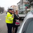 Reprezentanţii unei firme de cosmetice au oferit şi ei flori, alături de poliţiştii de la Circulaţie, participantelor la trafic