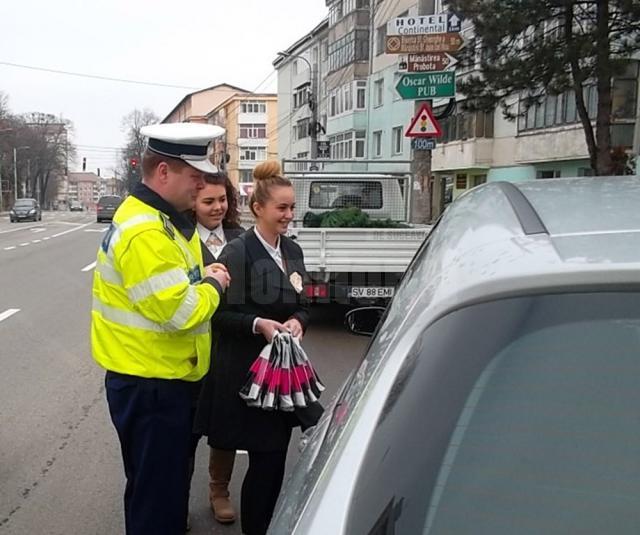 Reprezentanţii unei firme de cosmetice au oferit şi ei flori, alături de poliţiştii de la Circulaţie, participantelor la trafic