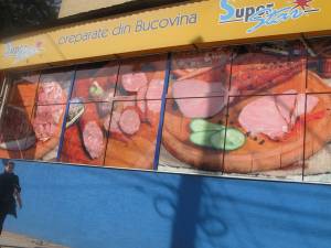 Angajaţii magazinului neagă că ar fi vândut carne alterată