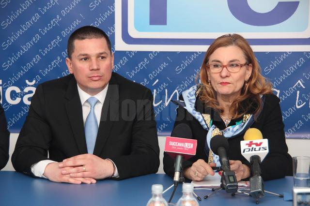 Preşedintele Organizaţiei Judeţene Suceava a PC, deputatul Cezar Cioată, şi vicepreşedintele PC, deputatul Maria Grapini
