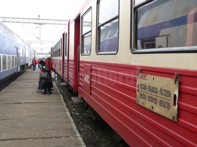 Trenul Regiotrans face zilnic opt curse tur-retur de la Fălticeni la Dolhasca, una fiind prelungită până la Paşcani