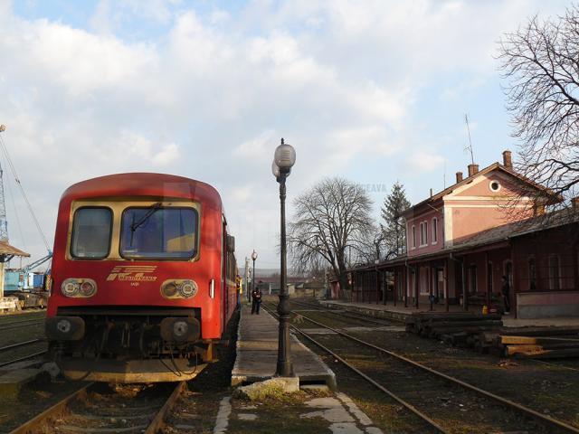 Trenul Regiotrans face zilnic opt curse tur-retur de la Fălticeni la Dolhasca, una fiind prelungită până la Paşcani