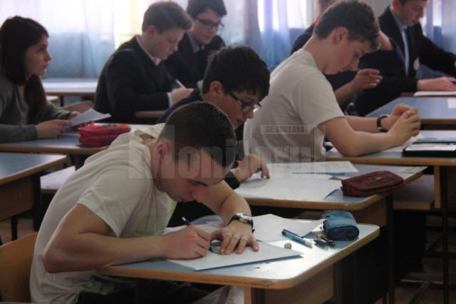 64% dintre elevii suceveni de clasa a XII-a au luat peste 5 la română, numai 48% au trecut la matematică sau istorie