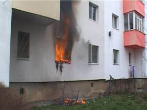 Apartamentul cuprins de incendiu