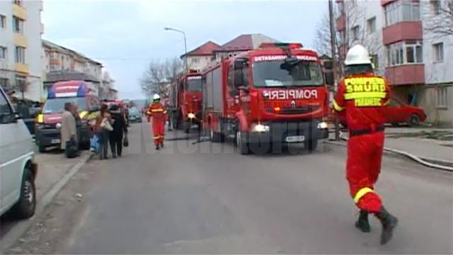 Apartamentul care a luat foc este la parter, dar flăcările ieşite pe geam au ajuns până la etajul II al blocului