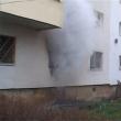 Apartamentul care a luat foc este la parter, dar flăcările ieşite pe geam au ajuns până la etajul II al blocului