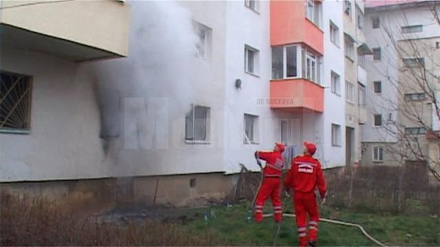 Apartamentul care a luat foc este la parter, dar flăcările ieşite pe geam au ajuns până la etajul II al blocului
