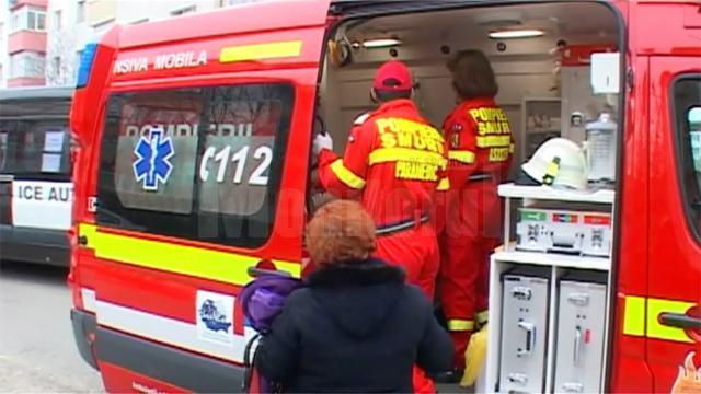 Apartamentul care a luat foc este la parter, dar flăcările ieşite pe geam au ajuns până la etajul II al blocului