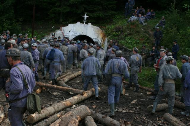 Minerii intrând în mină