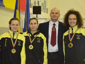 Instructorul Ovidiu Zegrea alături de echipa medaliată cu aur la luptă grade senioare formată din Diana Elena Crainiciuc, Lavinia Crainiciuc și Laura Reuț