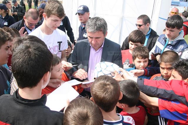 La ultima prezenţă pe Areni, Hagi a fost asaltat de amatorii de autografe