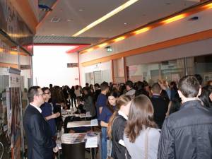 Aproape 300 de tineri absolvenţi au participat la Bursa locurilor de muncă