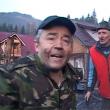 Consilierul local Gheorghe Balan şi proprietarul garajului de la care s-au extins flăcările, Costache Pleşcuţă
