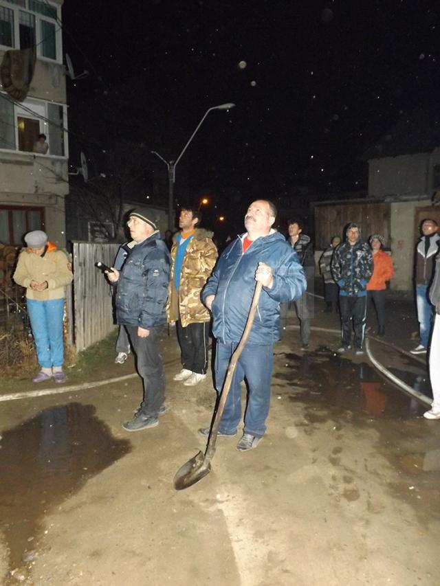 Aproximativ 50 de persoane, evacuate dintr-un bloc în flăcări, după un incendiu provocat intenţionat