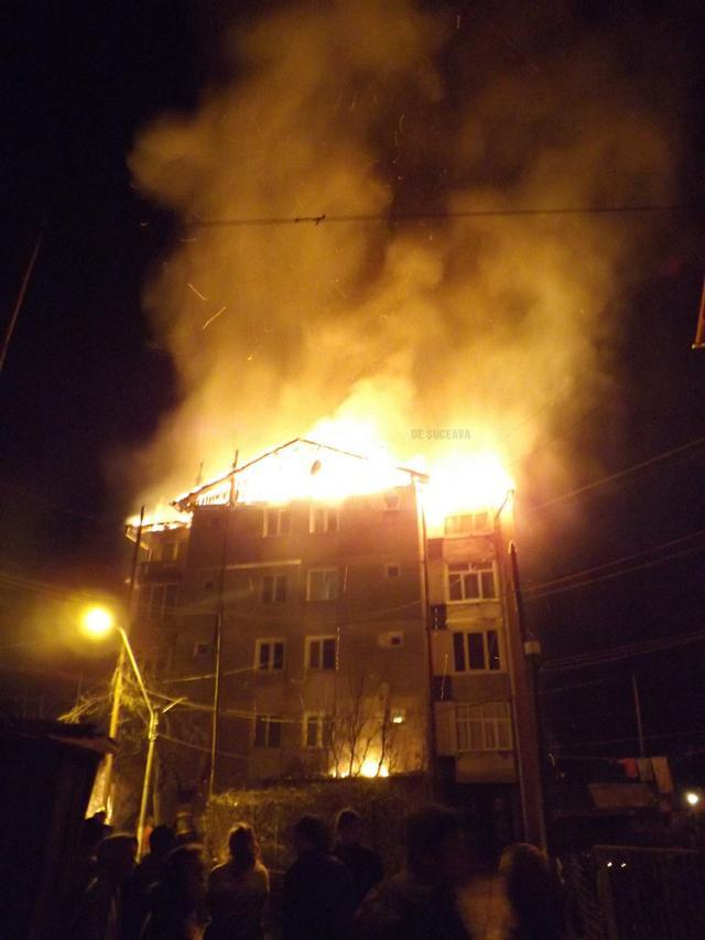 Flăcările au cuprins rapid blocul cu patru etaje
