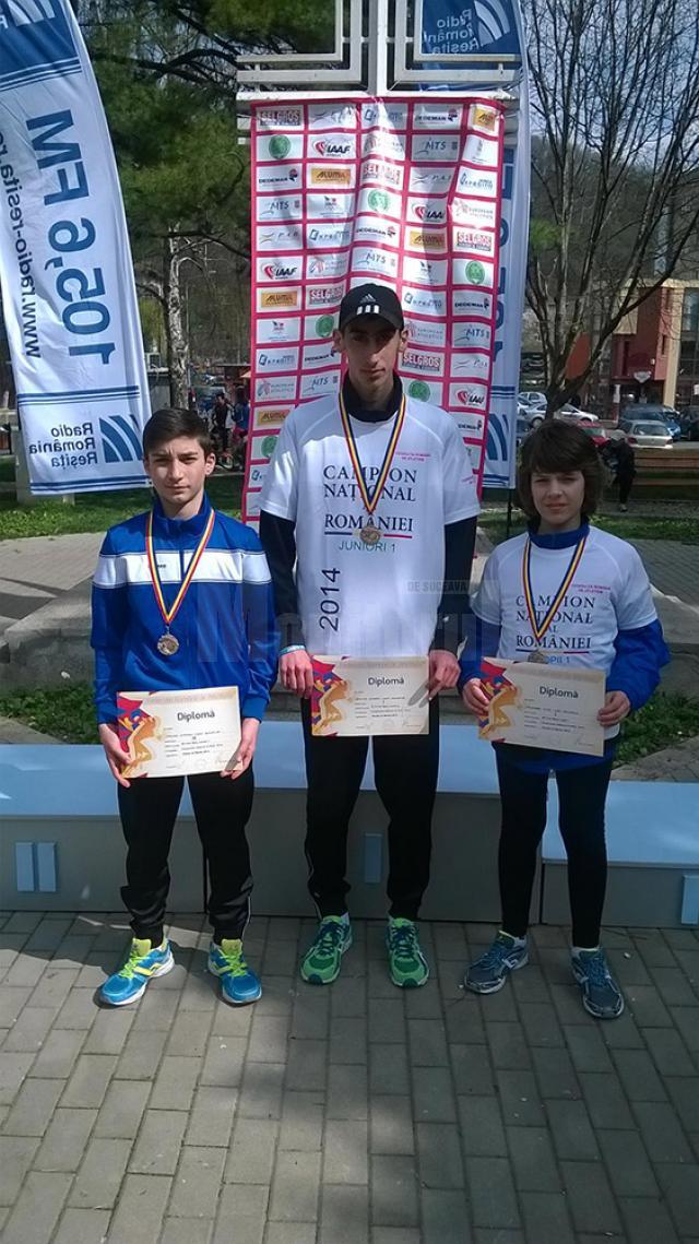 Cei doi campioni naționali de marș, Andrei Gafița (mijloc) și Vlad Crâșmaru (dreapta) alături de colegul lor Ștefan Mangu, medaliat cu bronz
