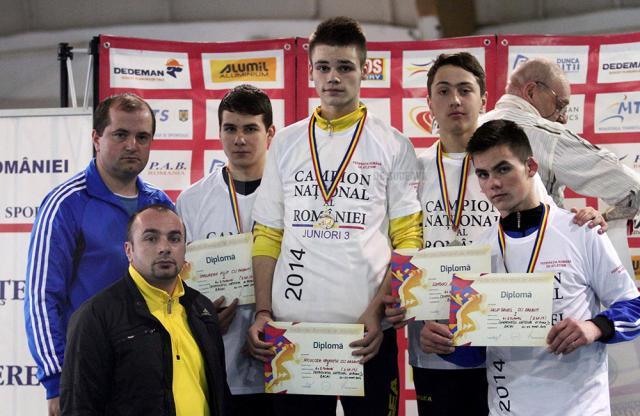 Ștafeta de la CSȘ Rădăuți, campioană națională la 4x400 metri, alături de antrenorul Bogdan Roșcăneanu