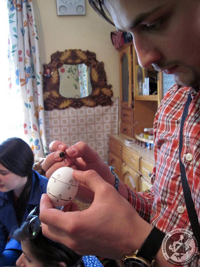 Opt tineri din Fălticeni au învăţat să încondeieze ouă de la meşteri populari din Brodina