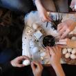 Opt tineri din Fălticeni au învăţat să încondeieze ouă de la meşteri populari din Brodina